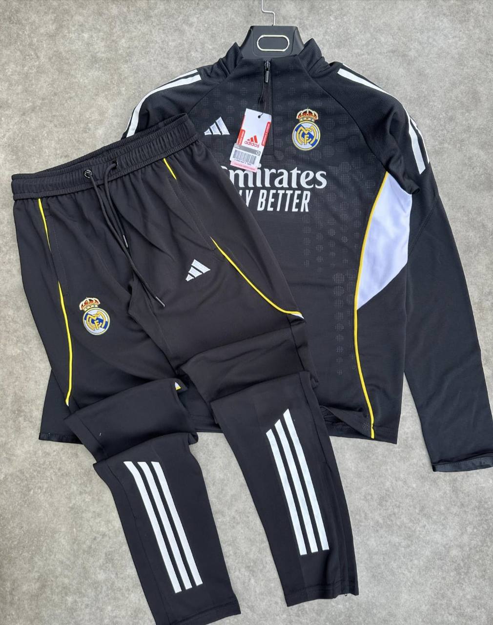 طقم تدريبات ريال مدريد 2025 من أديداس (جاكيت + بنطلون)