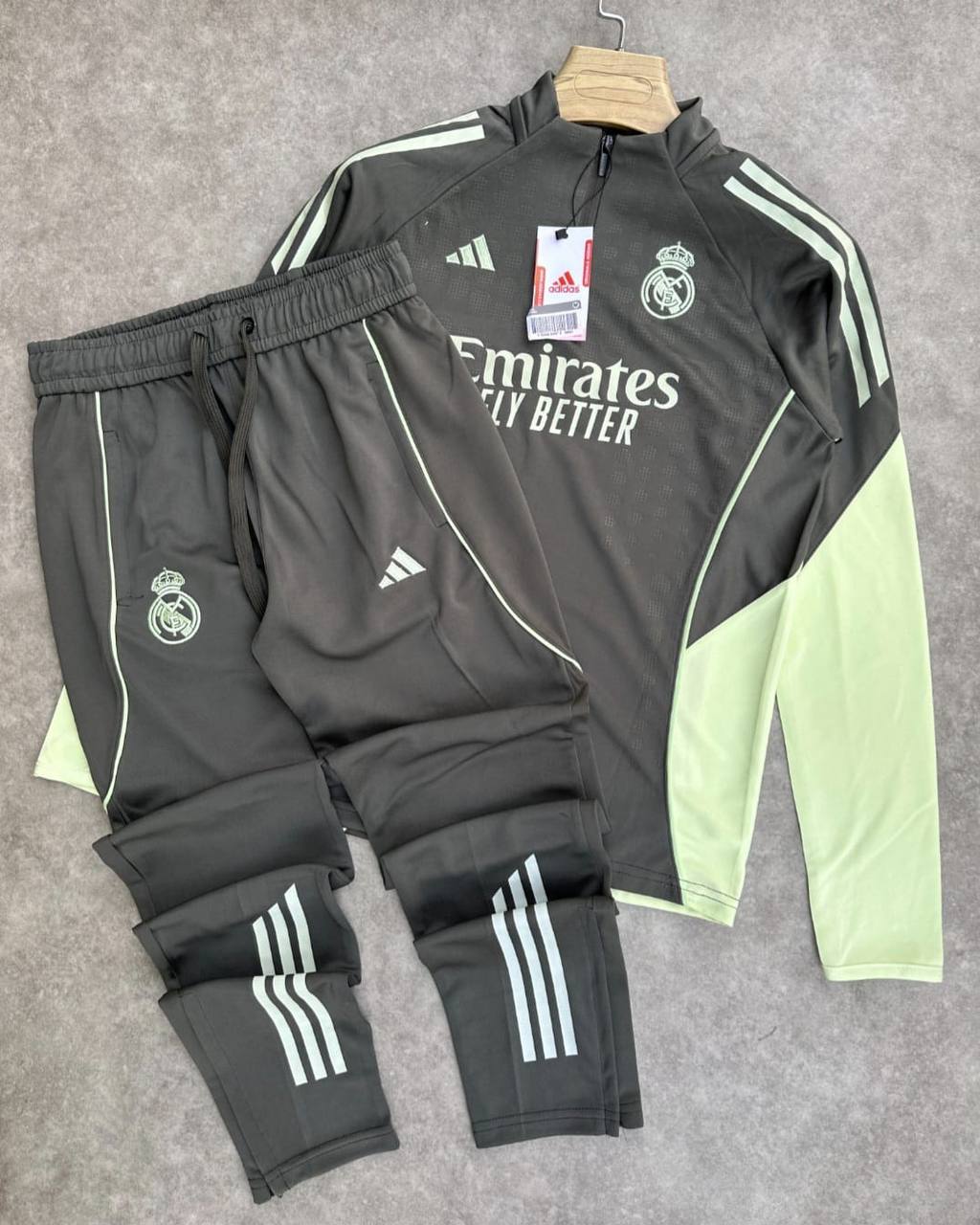 طقم تدريبات ريال مدريد 2025 من أديداس (جاكيت + بنطلون)